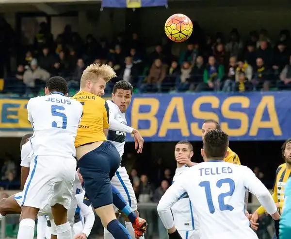 Anticipo domenicale spettacolare al Bentegodi davanti a 21mila spettatori. Un  pareggio, quello tra Inter e Hellas, su cui possono recriminare entrambe le squadre.