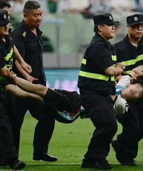 Invade il campo per salutare Messi poi viene placcato dalla sicurezza. Le foto