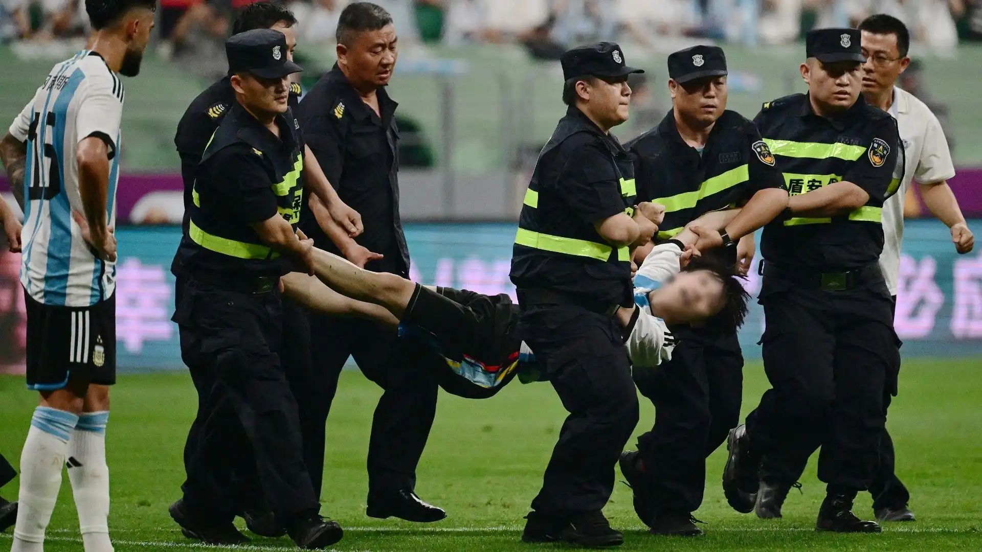 Invade il campo per salutare Messi poi viene placcato dalla sicurezza. Le foto