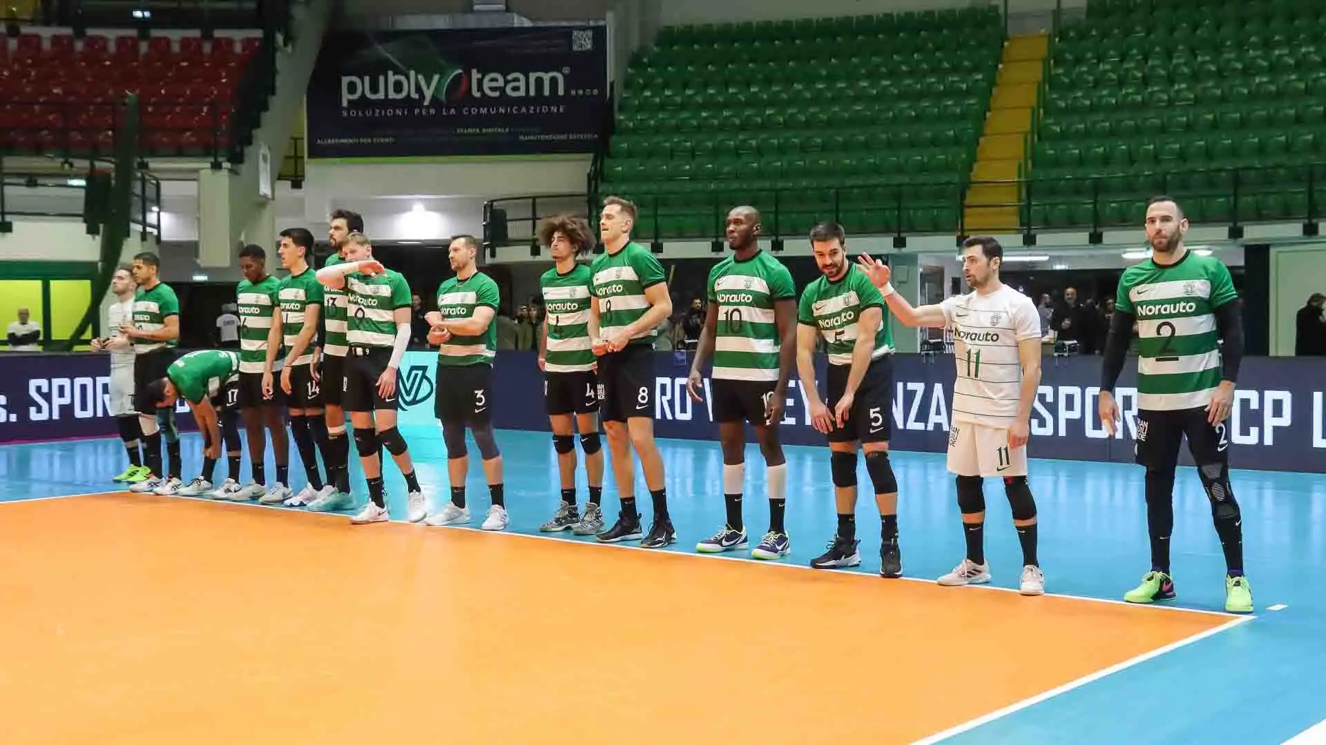 In campo femminile ci sono code e trecce da tutte le parti.