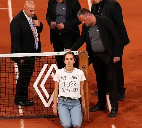 Incredibile al Roland Garros: entra in campo e si incatena alla rete!