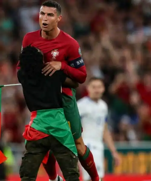 Invasore entra in campo e solleva Cristiano Ronaldo: le foto