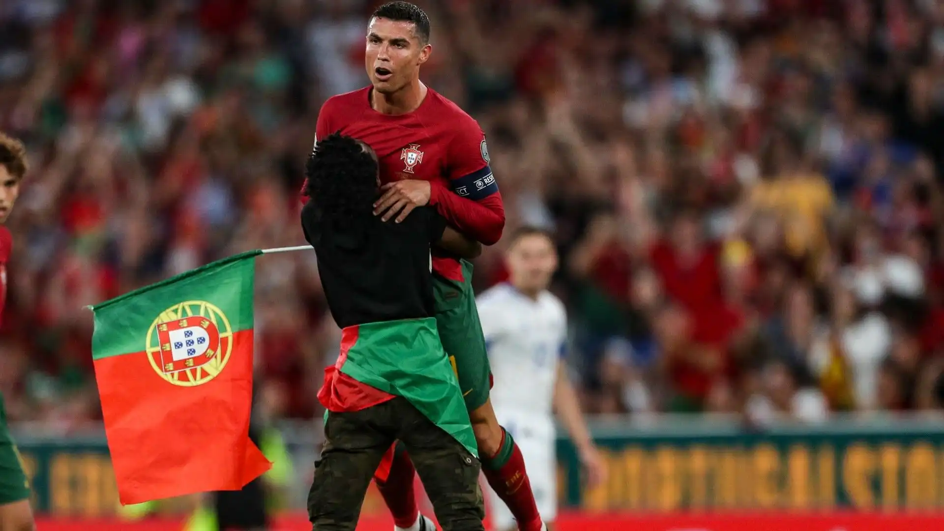 Invasore entra in campo e solleva Cristiano Ronaldo: le foto
