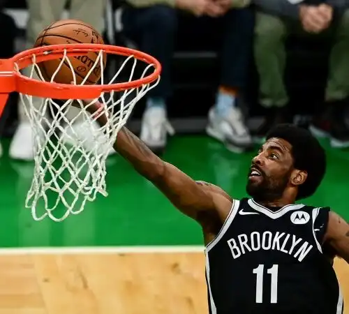 NBA: lancia una bottiglia contro Irving, arrestato