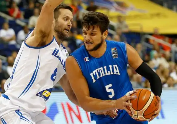 Gentile salva l'Italia, che fatica con l'Islanda. Datome si infortuna nel secondo quarto e deve abbandonare la partita.