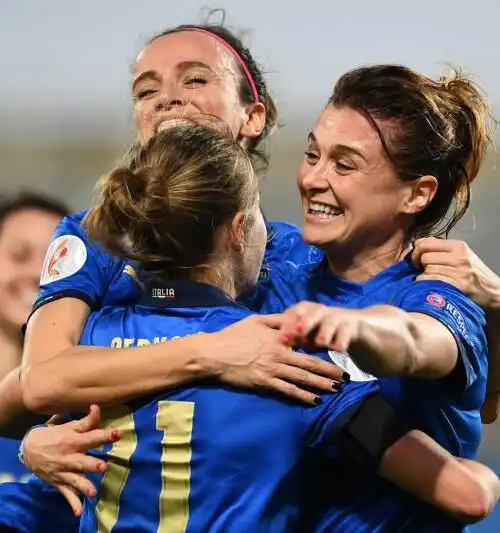 Italia femminile, goleada e qualificazione agli Europei: le foto