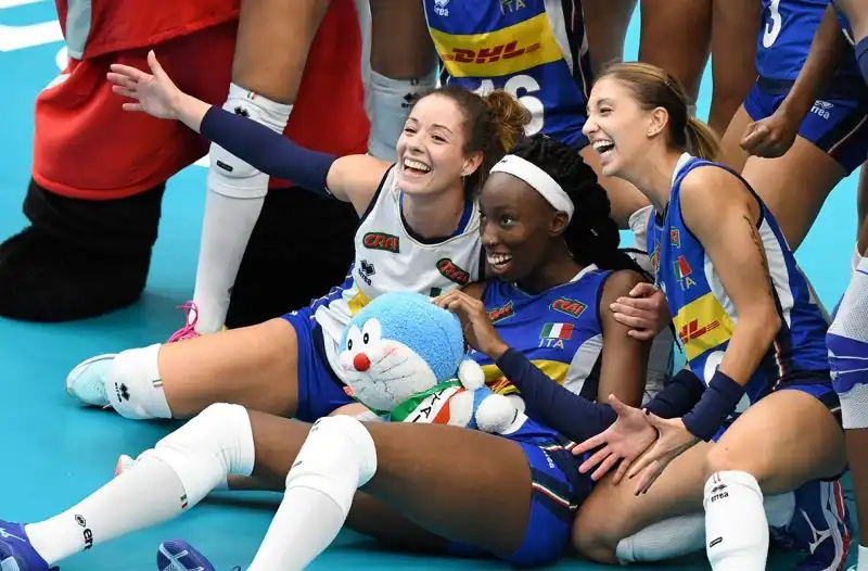 Egonu e compagne in delirio dopo la vittoria per 3-2 in semifinale contro la Cina: ora c'è la Serbia in finale.