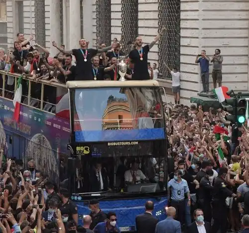 Euro2020: Azzurri in parata, delirio per le strade di Roma