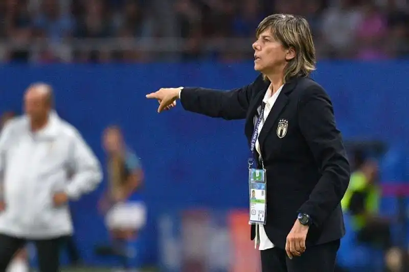 Dopo una buona prestazione solo un rigore della fuoriclasse Marta piega la nostra nazionale che si qualifica comunque come prima nel Girone C,