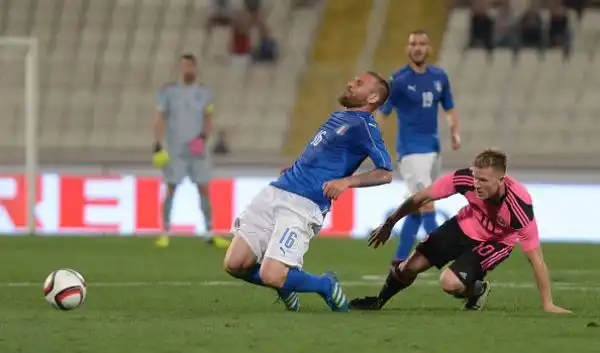 De Rossi 7. La nota lieta della serata: provino superato e convocazione praticamente certa. Sarà uno dei punti di riferimento anche in Francia.