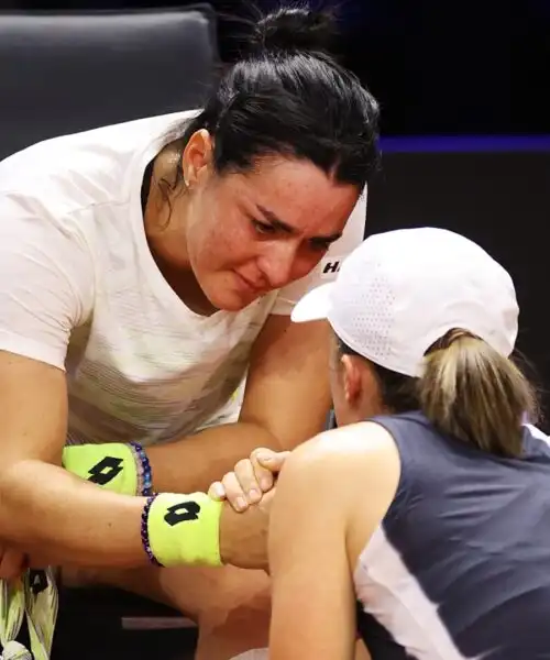 Ons Jabeur scoppia in lacrime, Iga Swiatek la conforta: le belle foto