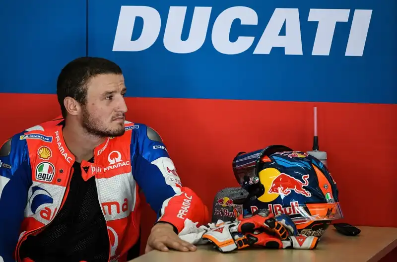 I primi riscontri crnometrici hanno visto nelle prime dieci posizioni anche tre piloti italiani. Petrucci, su Ducati, davanti a Rossi e al suo compagno di squadra Dovizioso.