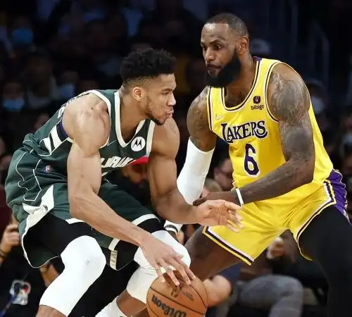 NBA, Giannis Antetokounmpo disintegra LeBron James