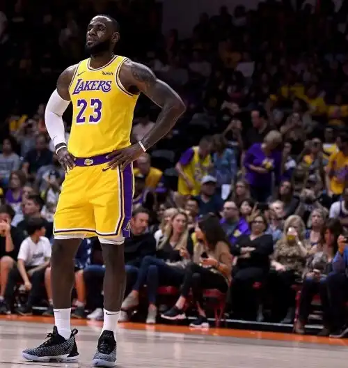 NBA, James fa la voce grossa