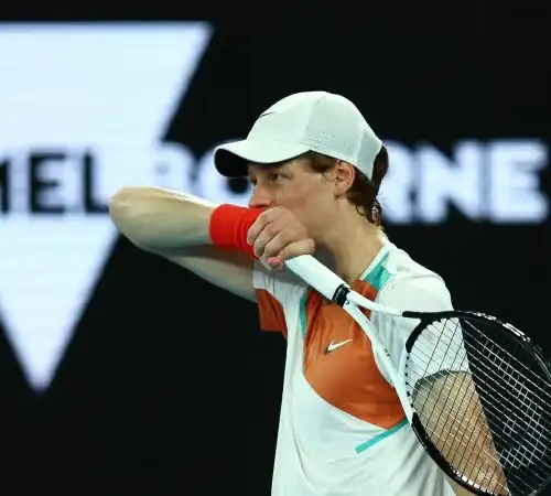 Australian Open, Jannik Sinner si infrange sul muro Stefanos Tsitsipas