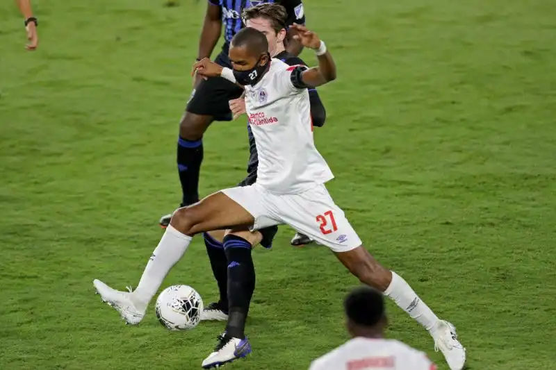 Stanno facendo il giro del mondo le foto di quanto successo nei quarti di finale di CONCACAF Champions League tra Olimpia Asuncion e Montreal Impact.