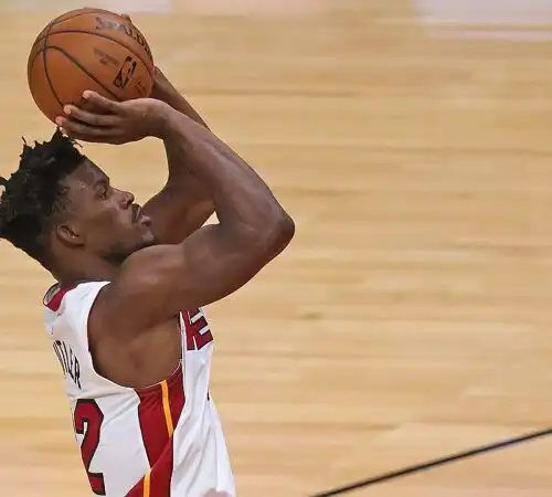 Gli Heat non perdonano i Lakers incerottati