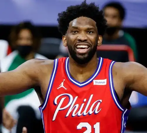 NBA, Philadelphia incrocia le dita per Joel Embiid