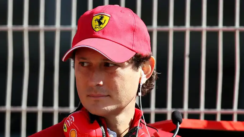 Ferrari, John Elkann mette Charles Leclerc davanti a Carlos Sainz