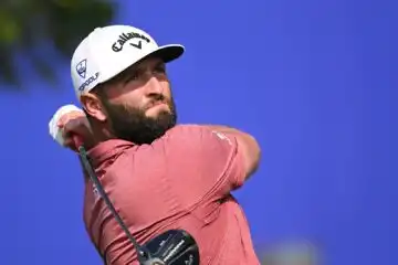 Golf, la LIV araba si compra il numero 1 Jon Rahm