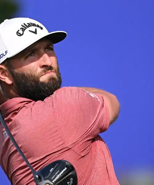 Golf, la LIV araba si compra il numero 1 Jon Rahm