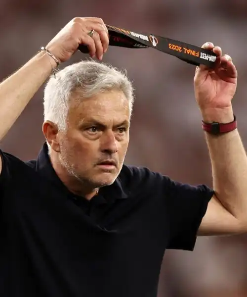 José Mourinho infuriato regala la medaglia ad un giovane tifoso. Le foto