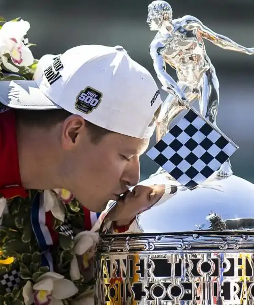 Josef Newgarden vince la Indianapolis 500 e si gode la vittoria. Le foto