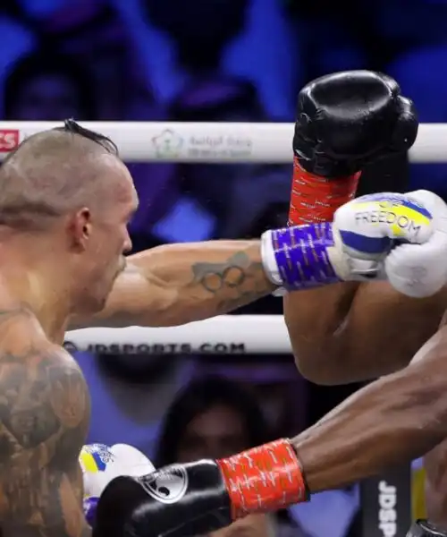 Boxe, Joshua cade ancora davanti a Usyk: “Lui è fenomenale”