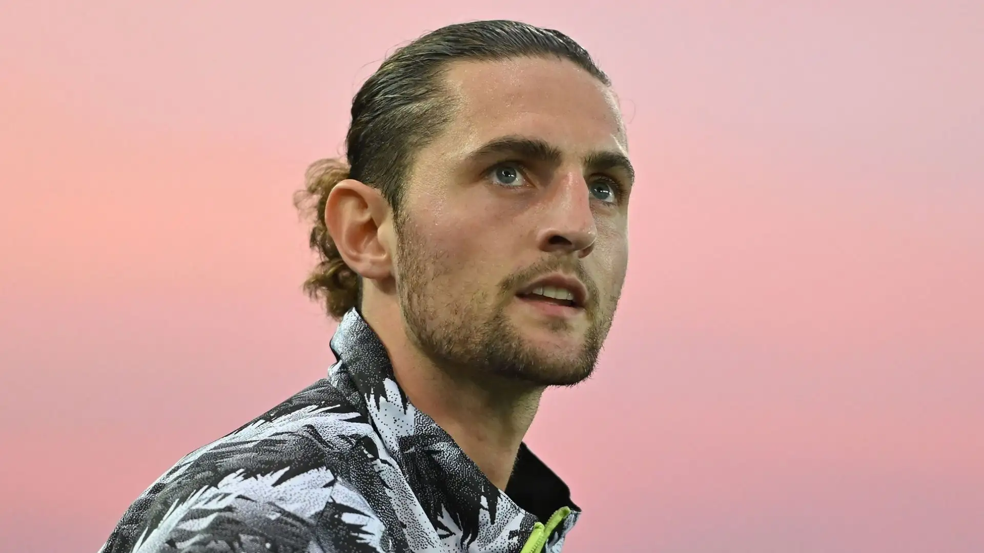 "Smentisco totalmente le notizie apparse giovedì sulla stampa sportiva in merito al rinnovo del contratto di Adrien con la Juventus". 