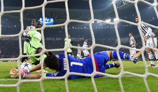 Buffon 6,5. Mantiene la porta inviolata con almeno tre parate degne del suo blasone.