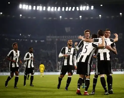 Champions, la Juventus fa il compitino: 2-0 e primo posto