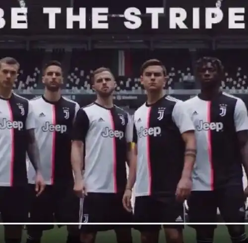 Juventus, ufficiale la maglia senza strisce