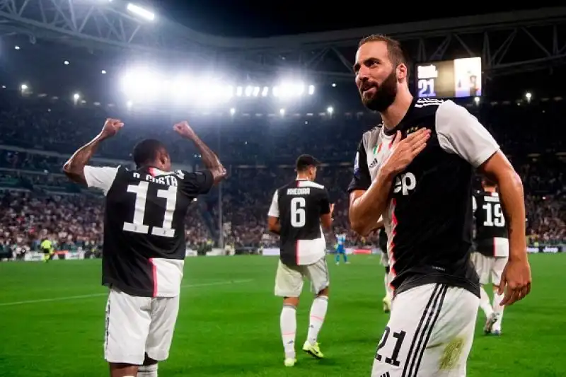 Triplo vantaggio bianconero con Danilo, Higuain e Ronaldo. Rimonta azzurra con Manolas, Lozano e Di Lorenzo e decisivo autogol finale di Koulibaly.