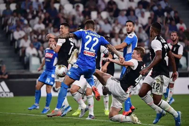 Triplo vantaggio bianconero con Danilo, Higuain e Ronaldo. Rimonta azzurra con Manolas, Lozano e Di Lorenzo e decisivo autogol finale di Koulibaly.
