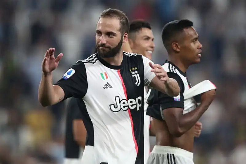 Triplo vantaggio bianconero con Danilo, Higuain e Ronaldo. Rimonta azzurra con Manolas, Lozano e Di Lorenzo e decisivo autogol finale di Koulibaly.