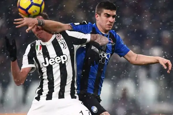 Decide un rigore di Pjanic, a Gasperini non riesce la rimonta: Gomez colpisce un palo clamoroso.