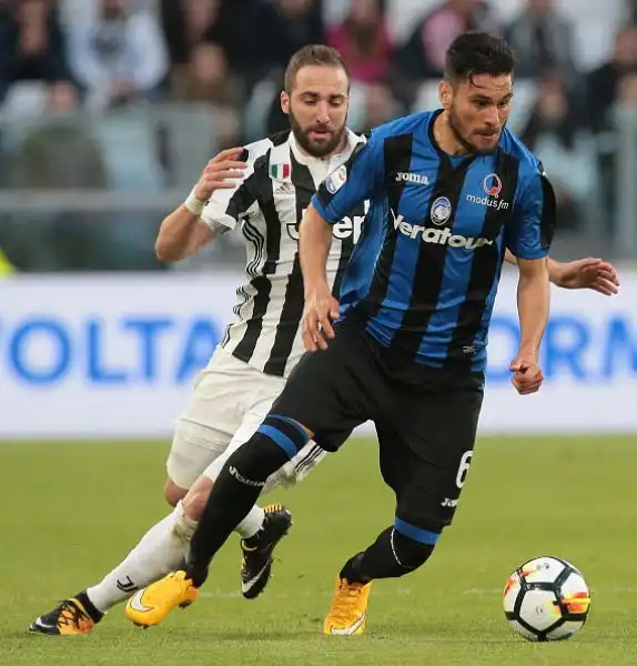 Nel recupero della 26esima giornata gli uomini di Allegri conquistano i 3 punti con un gol per tempo: al 29’ Higuain insacca in contropiede; all’81’ la chiude Matuidi su assist dello 'Pipita'.