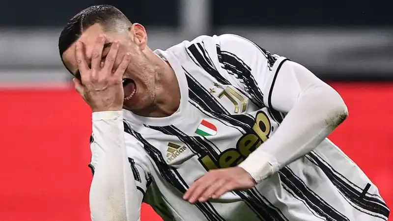 Si riparte e la Juve ha Bernardeschi al posto di Morata. Prandelli fa uscire Borja Valero a rischio rosso: entra Pulgar, che ci prova dalla distanza. Ronaldo, al quale viene annullato un gol per fuorigioco, non ci sta a perdere. 