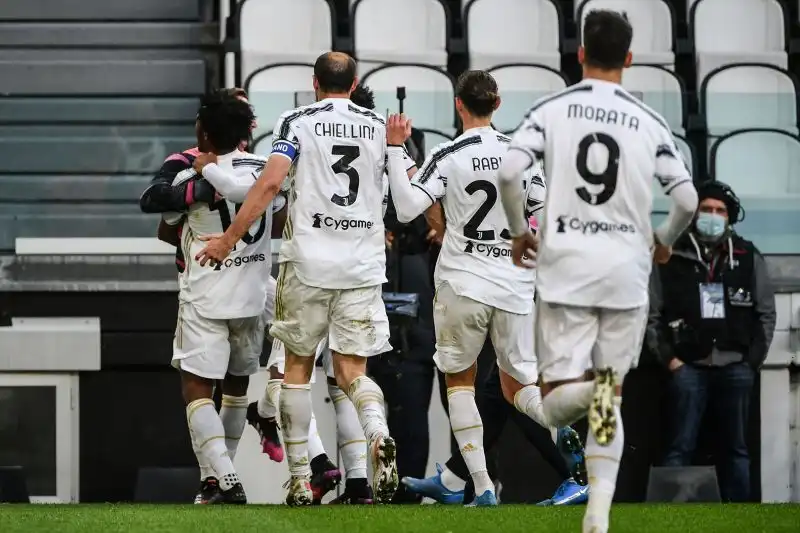 Cinque gol, rigori, espulsioni e una partita pirotecnica all'Allianz Stadium: la vince la Juventus, che si rilancia con prepotenza nella rincorsa Champions