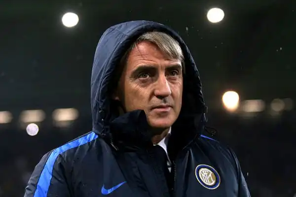 Mancini 4. Sbaglia la formazione iniziale e tarda con i cambi.