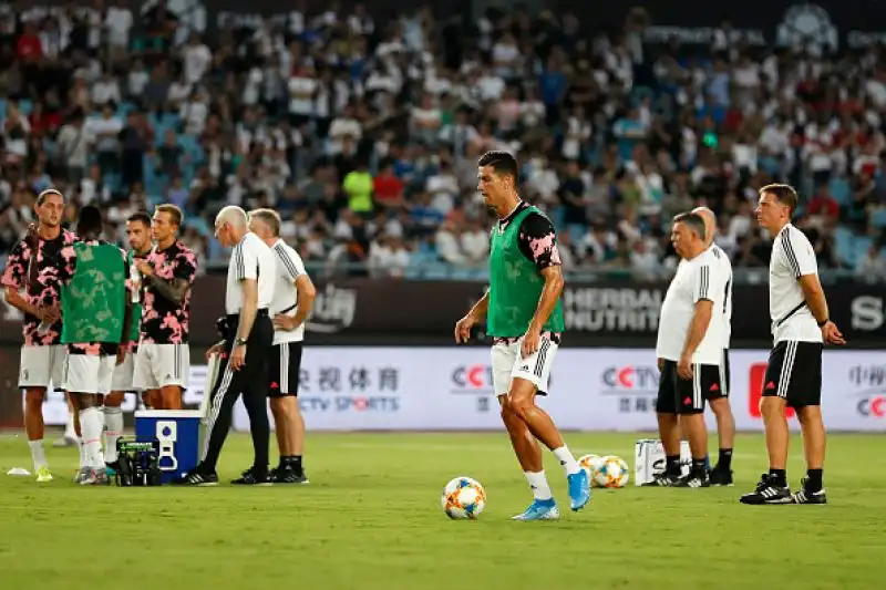 Inter in vantaggio nel primo tempo con un calcio d'angolo di Sensi deviato nella porpria porta da De Ligt. Nella ripresa il pari della Juventus con una punizione di Ronaldo deviata dalla barriera.