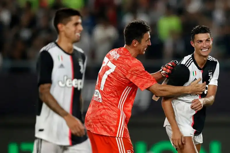 Inter in vantaggio nel primo tempo con un calcio d'angolo di Sensi deviato nella porpria porta da De Ligt. Nella ripresa il pari della Juventus con una punizione di Ronaldo deviata dalla barriera.