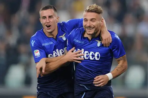 Grandi emozioni a Torino: la Juventus passa in vantaggio con Douglas Costa ma nella ripresa la Lazio ribalta il risultato con una doppietta di Immobile. Dybala sbaglia il rigore del pareggio.