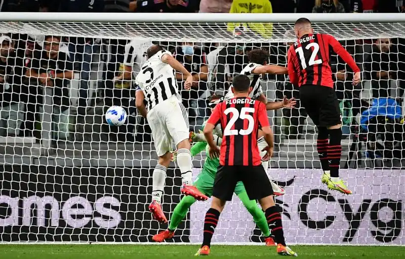 Partenza aggressiva dei bianconeri che passano con Morata ma nella ripresa Rebic timbra l’1-1