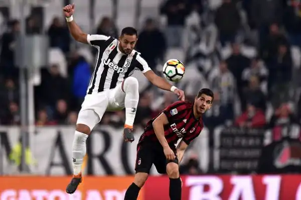 I bianconeri non brillano ma si portano avanti con Dybala. Poi il pari del grande ex Bonucci ma nella rpipèresa dopo la traversa di Calhanoglu la Juve la chiude con Cuadrado e Khedira.