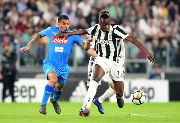 Un colpo di testa del senegalese all'ultimo secondo proietta gli azzurri a meno uno dai bianconeri a quattro giornate dalla fine.