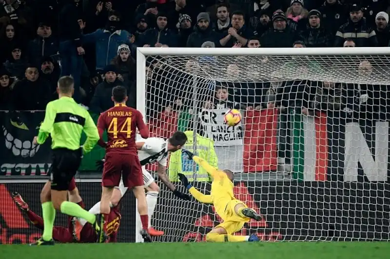 La squadra di Allegri passa in vantaggio nel primo tempo con un colpo di testa di Mandzukic, nella ripresa la buona reazione dei giallorossi non basta.