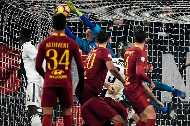 La squadra di Allegri passa in vantaggio nel primo tempo con un colpo di testa di Mandzukic, nella ripresa la buona reazione dei giallorossi non basta.