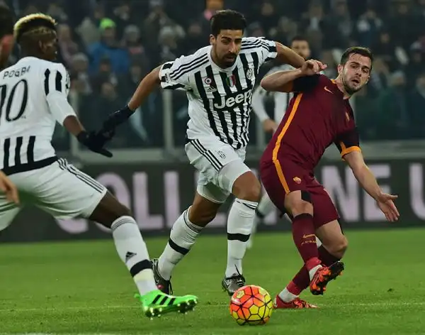 Un gol di Dybala risolve un posticipo tirato e regala agli uomini di Allegri l'undicesima vittoria consecutiva in campionato. I bianconeri restano così a -2 dal Napoli.