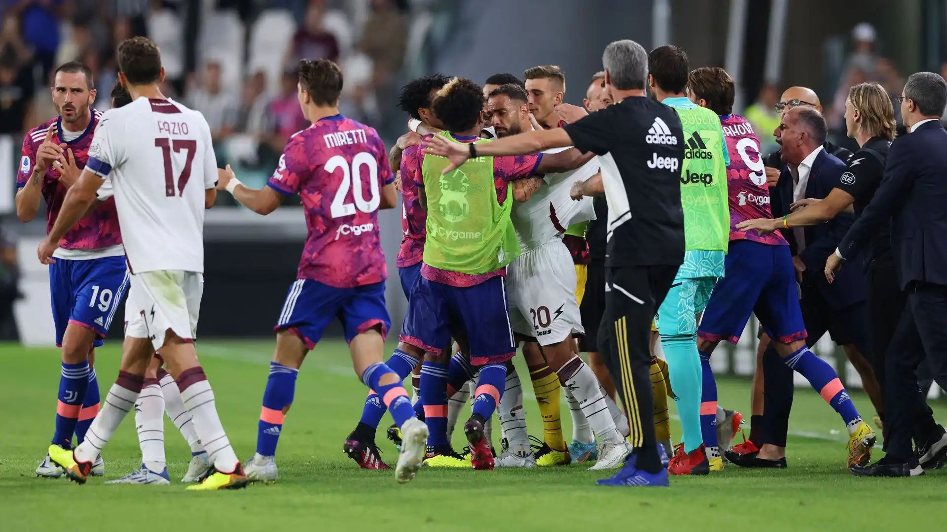 Un'altra immagine della rissa finale